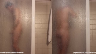 Freunde duschen nach schwulem Sex
