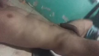 jonge man neukt op de vloer en masturbeert zijn Latijnse lul, cumshot - Jovenpoder
