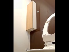 洋式トイレで立っておしっこ - Screenshot 16 of 16 - 女の子