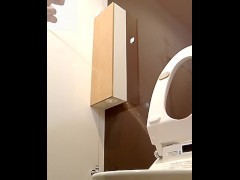 洋式トイレで立っておしっこ - Screenshot 4 of 16 - 女の子