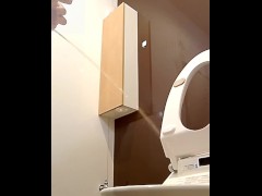 洋式トイレで立っておしっこ - Screenshot 8 of 16 - 女の子