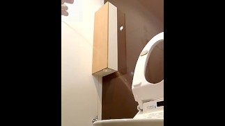 洋式トイレで立っておしっこ