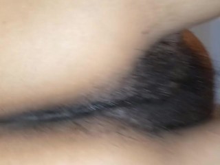 她的屁股很痛，瘦女孩尝试肛交，但她无法忍受