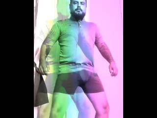 Донг размахивает головорезом топливом