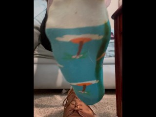 Демонстрируя вонючие потные ноги фембоя (2 дня ношения)