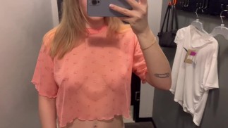 Nike Sportbekleidung probiert durchsichtige Dessous-Oberteile an