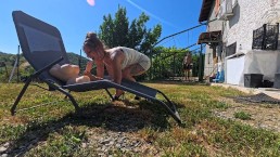 Il marito la lascia a casa e la troia ci prova con il vicino (tantaly)