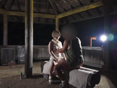 配達員の呼び出しに応じると4人来て順番待ち！次々と服を破られ中出しや顔射で汚される変態熟女の姿をどうぞご覧ください。改造チンポ初体験で何度もイカされまくり。日本人/人妻/無修正/寝取られ/他人チンポ - Screenshot 1 of 16 - 日本人
