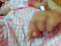 エプロン越しのクリトリスオナニーで即イキ。赤くパンパンになっちゃったクリトリス💗 - Screenshot 9 of 16 - クリオナ