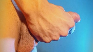"Guy masturbates his veiny cock to please you"
