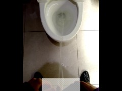 洋式トイレで立っておしっこ - Screenshot 10 of 16 - おしっこ
