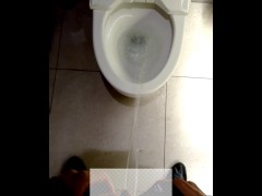洋式トイレで立っておしっこ - Screenshot 5 of 16 - 立ちション
