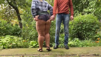 Теща берет мою мочу, а потом писает, как лошадь с широко раздвинутыми ногами в парке