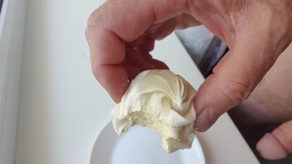 ShyRacoon ест кекс со своей спермой