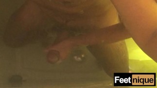 Gli faccio una sega sotto la doccia