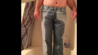 Замачиваю штаны мочой