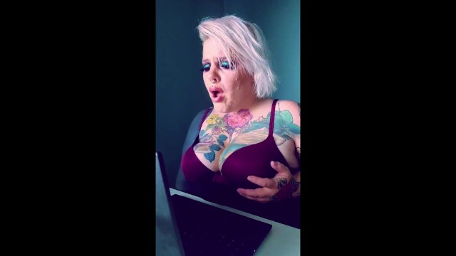 Возбужденная Blonde мастурбирует на лесбийское порно за своим рабочим столом