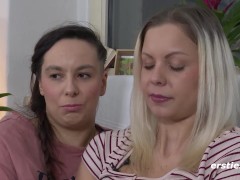 Ersties - Julia P bringt Ayana mit einem Massagestab zum Höhepunkt