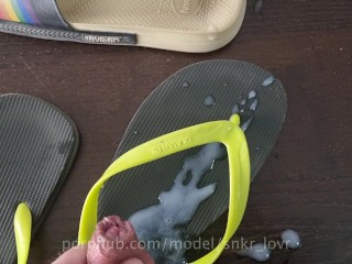Огромный камшот на шлепанцы Havaianas и слайды в белых грязных носках Adidas