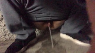 在停车场喷涌小便