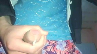 Ausgezeichneter großer Penis, schöner weißer Junge masturbiert