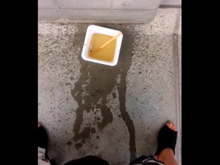 おしっこ入りの容器におしっこ足しといた