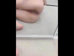 我的屁眼好痒好想被插入只能用手扣然后对着镜子看看我的粉嫩小穴幻想着塞满的感觉 - Screenshot 11 of 16 - Asian