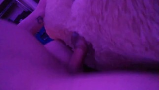 TGirl Zoey Lavender трахает гигантского Teddy медведя