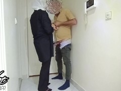 به مامور امنیتی جلوی بازداشتگاه کس دادم . دستبندم رو باز کرد - Screenshot 9 of 16 - Iranian Cuckold