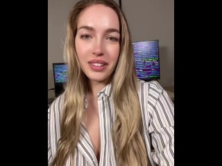 BUREAU BABE AYANT UN MOMENT COQUIN À LA MAISON APRÈS LE TRAVAIL