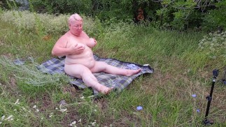 толстушка мастурбирует киску игрушками в общественном месте