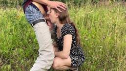 Очень Hot давиться глубокой глоткой на открытом воздухе