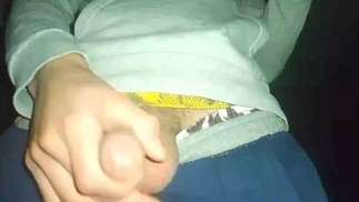 Mann mit perfektem Körper masturbiert sexy und heiß