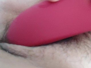 SG девушка Desiree мастурбирует, чтобы мужчины видели