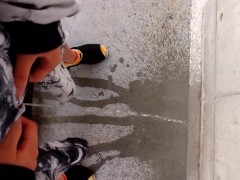 コンクリートに立ちション