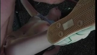 Школьницу трахают в спортзале