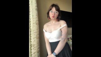 Симпатичная блондинка в юбке снимает лифчик