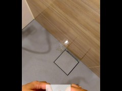 シャワールームで立ちション - Screenshot 14 of 16 - おしっこ