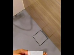 シャワールームで立ちション - Screenshot 4 of 16 - 女の子