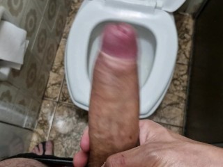 Мужчина в ванной мастурбирует свой красивый и большой член, пока не кончит много
