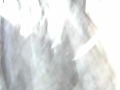 al aire libre MILF meando madura sale al patio desnuda y es follada por afeminado