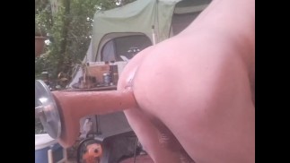 Развлечения на свежем воздухе с анальной секс-машиной
