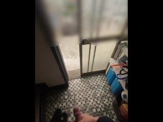 引越し前の最後のオナニーを玄関前で堂々とする