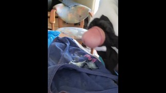 公共工作场所手淫与黑色紧身衣和内裤在茶刹车上。