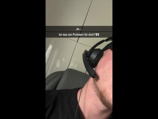Mon petit ami jouait pendant que son pote lui envoyait des snaps comme il me baisait