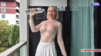 Droog tegen nat. Ik test transparante kleren met water. Raak me aan en laat samen