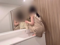 学校の洗面台でこっそり‥恥ずかしい恰好して潮吹きオナニーしました - Screenshot 3 of 16 - Asian