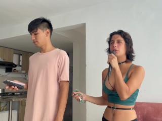 Ayudo a Mi Hermanastra Con Sus Clases De Canto y Le Penetro Esa Garganta Bien Duro.