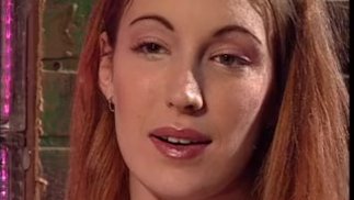 Молодая высокая рыжая занимается аналом в баре