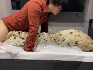 乐队主唱在蒲团上模拟做爱（深吻）